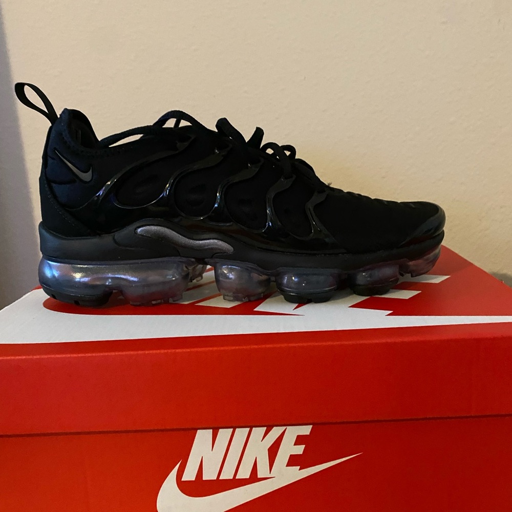 Womens brand new Nike vapormax plus never worn size 9 they’re sold out in store